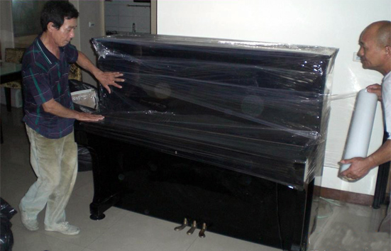 搬运钢琴可是个技术活呢！